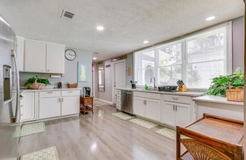 Beachy Home in Heart of Beaufort with Pool Access - Foto 6