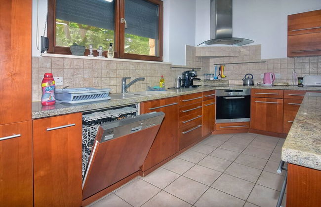 Incredible Large Villa In Paphos Sleeps 14 Children Pool, Jacuzzi, Huge Garden - Foto 16