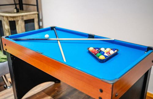 4BR 2Bath Home -Hot Tub, Free Parking & Games Room - Foto 6