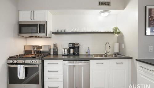 Adorable N Lamar Living, Pool and Comfort for All - Foto 4