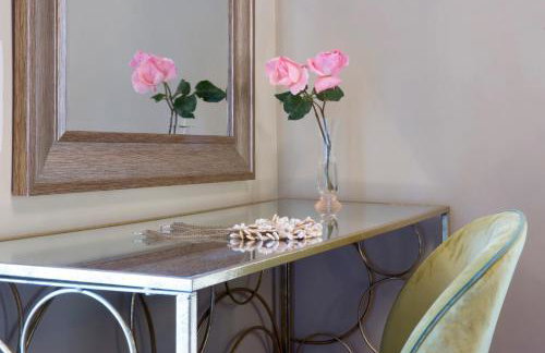 Avra Private Suites - Photo 32