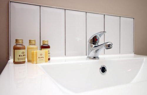 LUXURY 4 Bedroom 4 Ensuite Home in Penarth (Pool Table Games Room & BBQ Garden) with Sea Views - Photo 32