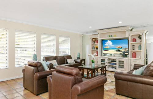 Spacious 4BR 2 5BA Family Retreat Pool Near Beach - Foto 13