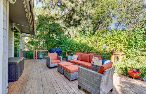 Spacious Home with Swim Spa and Deck in Medford! - Foto 27