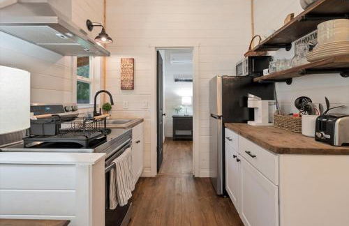 Hidden Gem Cabin in Hungry Horse, Firepit, Close to Glacier - Photo 4