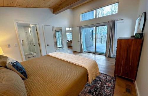 1B Contemporary cabin in magnificent setting, luxury and comfort, hot tub, AC! - Foto 15