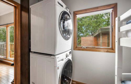 Two Cabins Retreat in Woods Resort - Dog-Friendly - Foto 39