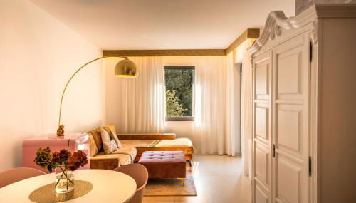 goldfinger + suites - Photo 5