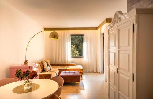 goldfinger + suites - Photo 5