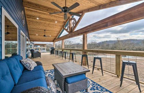 Upscale Riverfront Home with Beach and Fire Pit! - Foto 1