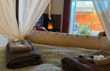 Romantic Luxury Cabin & Hot Tub near New Forest Dorset - Photo 16
