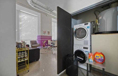 Stunning Downtown Apartment with Pool, Laundry, Parking - Foto 14