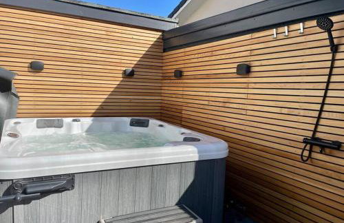 Stunning 4 Bedroom Home with Wild Spa, Gym & Hot Tub - Foto 41