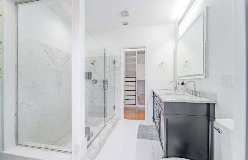 Resort Style Backyard Heated Pool Hot Tub Fire Pit - Foto 24