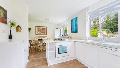 Hidden Cottage with Parking in Esher Surrey - Pass the Keys - Foto 3, stove, Other
