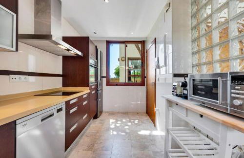 Villa Serena Marbella - Luxury villa with pool & sea views - Photo 15