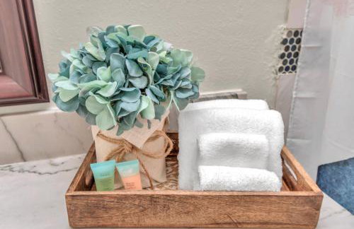 AccessibleGem 3BR Jacuzzi & Air Hockey Sleeps 13 Chinatown - Foto 20