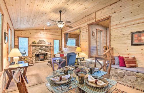 Updated Cabin with Porch, Mins to Cossatot River - Foto 3