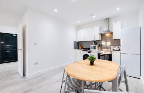 Luxurious 1 Bed Serviced Apartment with Wi-Fi - Photo 11