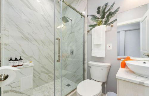 HostWise Stays - The Charlotte - Rooftop patio, Garage Parking, Prime Location, Large 3 Story Home - Foto 28