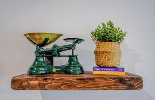 Stylish City Apartment with Juliette Balcony, Retro Games & Fast WiFi - Foto 11