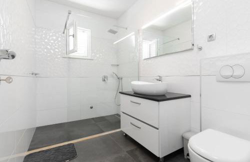 Modern Villa with Pool - Photo 24