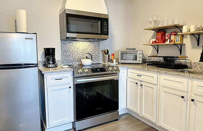 Vintage Vibes Modern Comfort 2BR for 6 Guests - Photo 13