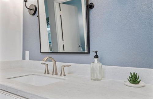 Sunkissed Private Pool 3BR Oasis w Outdoor Lounge - Foto 41