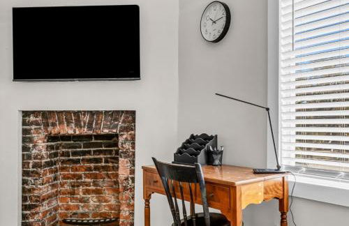 A Timeless Victorian Home with Period Charm! - Foto 24