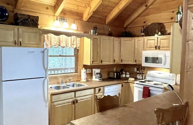 Romantic, pet friendly cabin with private hot tub, washer/dryer and full kitchen Studio Cabin by RedAwning - Foto 5