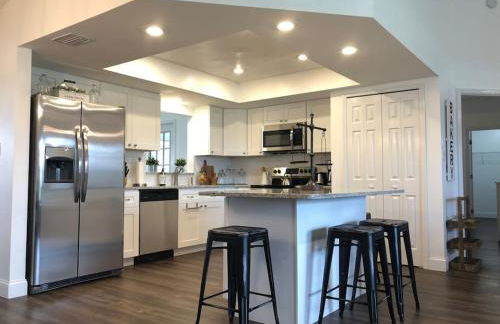 Beautiful Home across the street from Lake June! - Foto 1