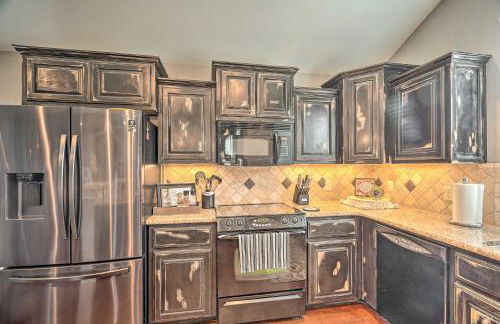 Luxe Midland Retreat with Patio, Grill and Yard! - Foto 11