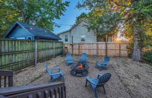 Fully Furnished Bungalow with Deck Near City Center - Foto 12