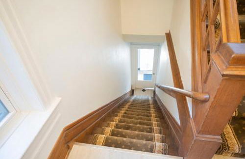 Stone Mansion Sleeps 10-20 Free TV & Parking - Foto 33