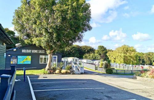 Shamrocks Cove Caravan - Award-Winning Coastal Retreat - Photo 30