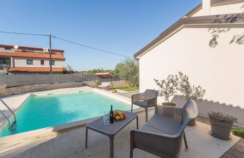 Malerische Villa mit Privatpool, mediterranem Garten, Outdoor-Kueche, Waschmaschine, Trockner - Photo 32