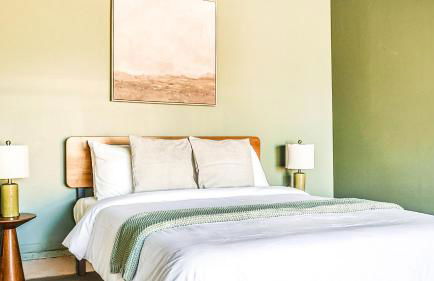 LA Retreat: Stylish 3BR Villa - Photo 20