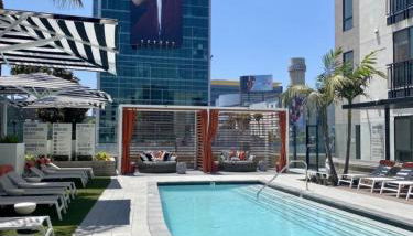 Hollywood Penthouse with Balcony & Pool View - Photo 2