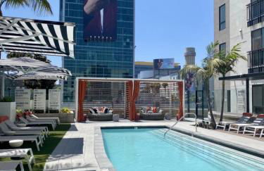 Hollywood Penthouse with Balcony & Pool View - Photo 2