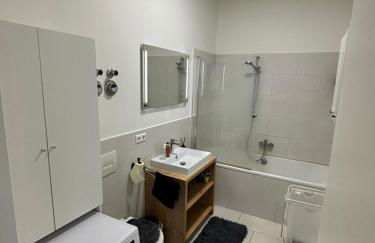 Check Point Charlie Luxury Apartment with Balcony - Photo 13