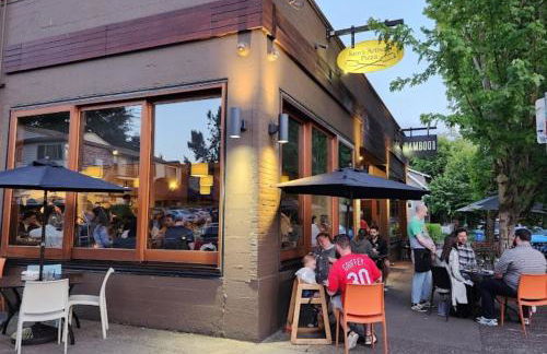 Cozy Laurelhurst Retreat - Photo 18