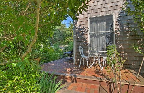 Cute East Hampton Cottage with Patio - Walk to Beach - Foto 20