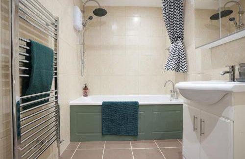 Stupton House, Large 3 Bed House that Sleeps 8 with Full Size Pool Table & FREE Parking - Hosted by Stay Host Save - Foto 29