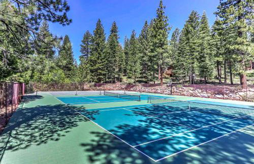 8 Mi to Northstar Slopes Tahoe Gem with Fireplace - Foto 30