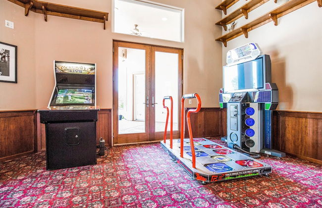 Mermaid by Avantstay Private Estate w/ Pool, Volleyball & Arcade! - Photo 22