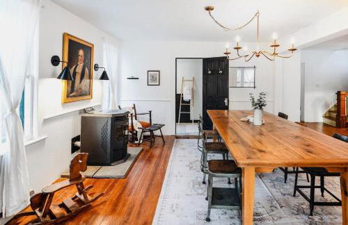 The Swiss Hill Farmhouse - 5 Bedrooms w Hot Tub - Foto 22