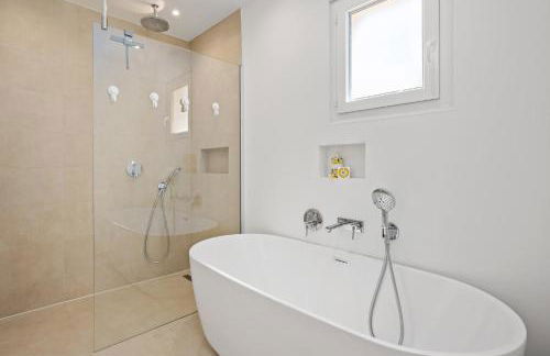 Villa La Genestière - Familienoase und Golfertraum mit Infinity-Pool und 180-Grad-Panoramablick bis zum Meer - Foto 52