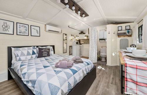 Tiny Home w MIL suite - 3 MI to DT - Foto 56