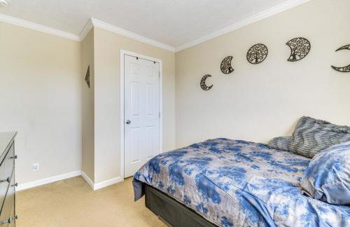 Near Hiking! Mtn-View Midway Home with Deck - Foto 13