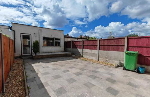 4 Bedroom 2 Bathroom House - Free parking - Foto 25